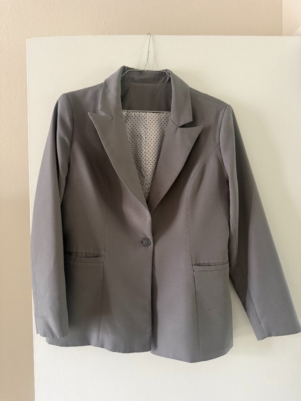 Gray Tailored Blazer – Women’s (Classic Single-Button Work Jacket)